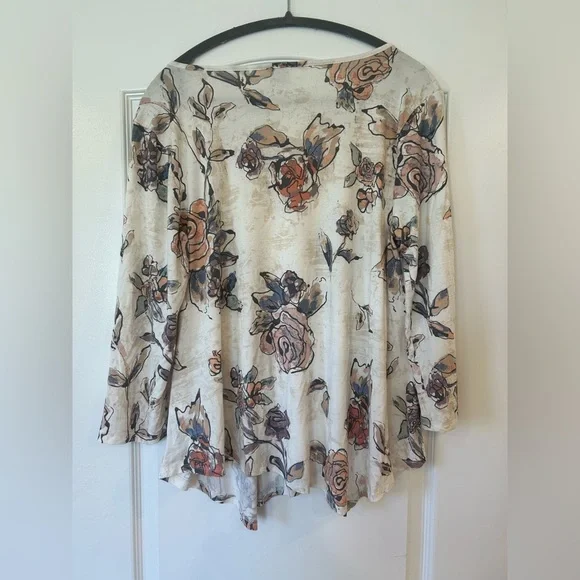 EUC Cupio Women’s Floral Long Sleeve Top - Picture 2 of 5